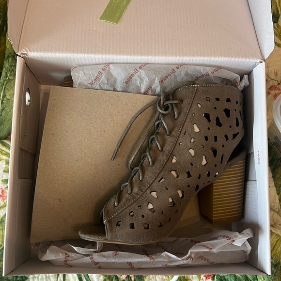 Nature Breeze Shoes - New  NATURE BREEZE ISSA-02 WOMEN'S SIZE8.5 STONE SUEDE BOOTIES CUT OUT PEEP TOE